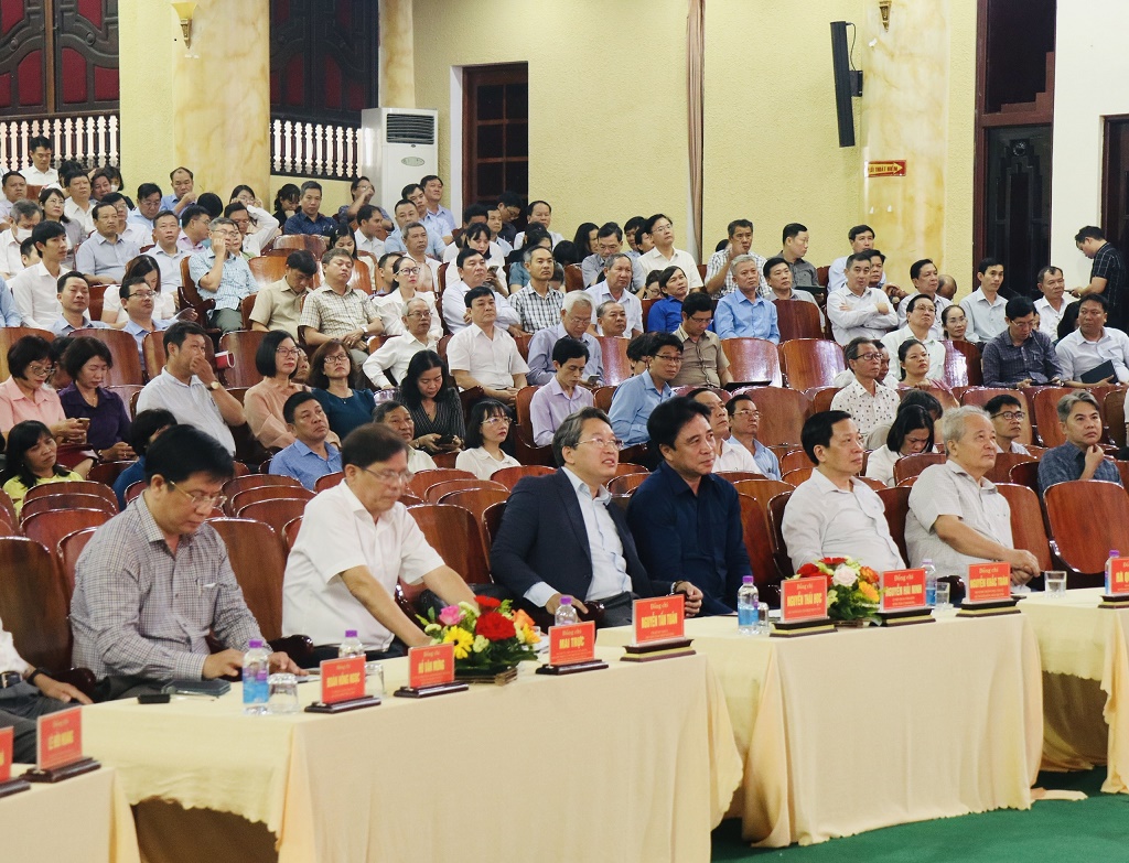 Các đại biểu tham dự giới thiệu Sách tại tỉnh Khánh Hòa