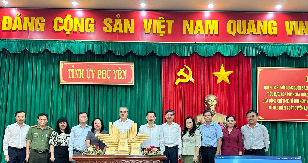 Đồng chí Nguyễn Thái Học, Phó Trưởng Ban Nội chính Trung ương cùng lãnh đạo tỉnh, đại diện một số cơ quan, đơn vị tỉnh Phú Yên tại buổi giới thiệu Sách