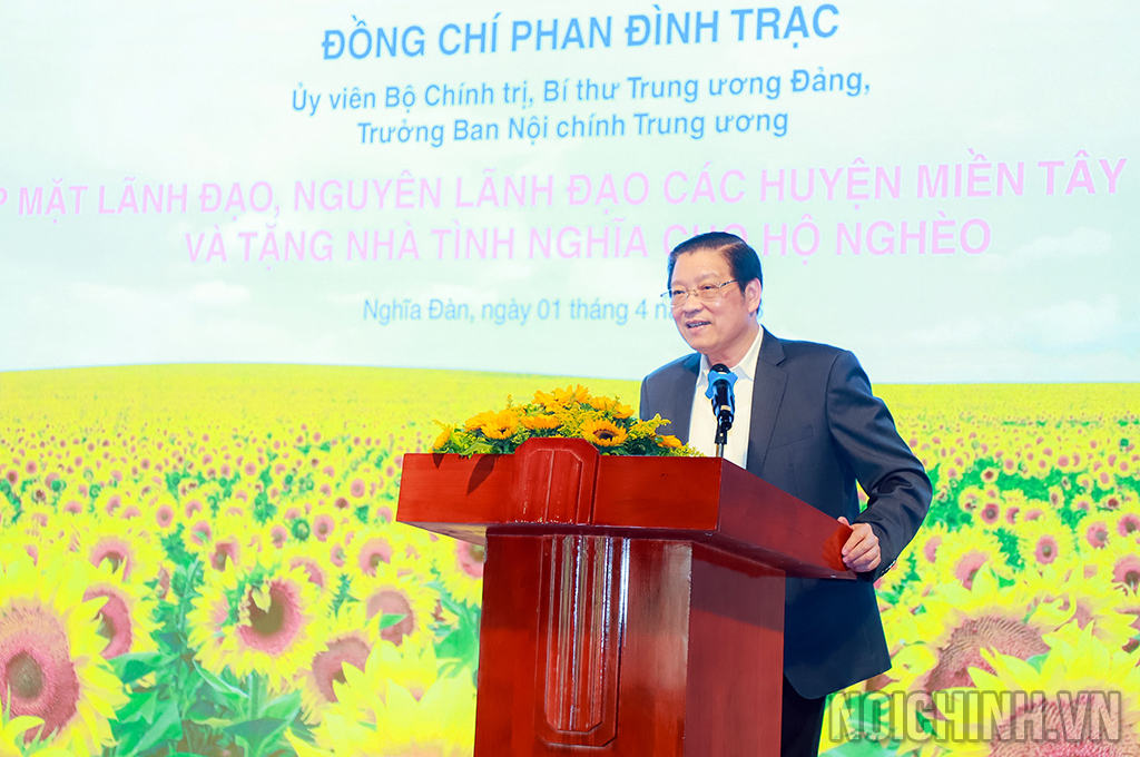 Đồng chí Phan Đình Trạc, Ủy viên Bộ Chính trị, Bí thư Trung ương Đảng, Trưởng Ban Nội chính Trung ương phát biểu tại buổi gặp mặt