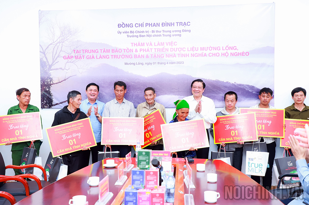 Đồng chí Phan Đình Trạc, Ủy viên Bộ Chính trị, Bí thư Trung ương Đảng, Trưởng Ban Nội chính Trung ương trao hỗ trợ làm nhà cho các hộ nghèo tại xã Mường Lống