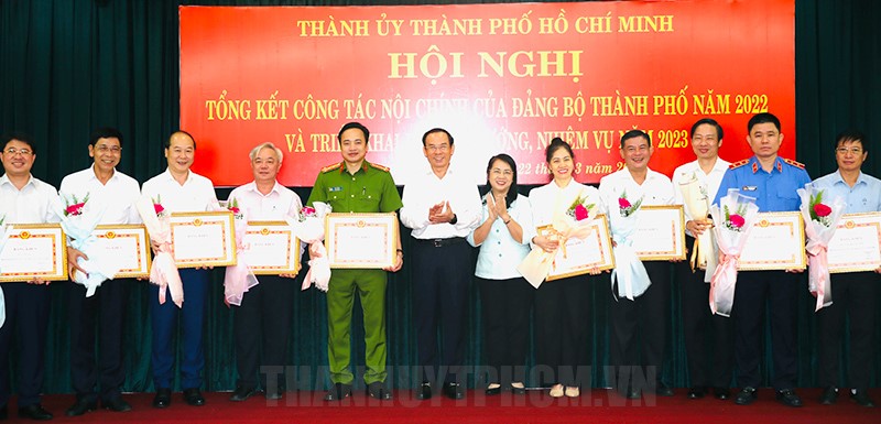 Đồng chí  Nguyễn Văn Nên, Ủy viên Bộ Chính trị, Bí thư Thành ủy, Trưởng Ban Chỉ đạo phòng, chống tham nhũng, tiêu cực Thành phố trao Bằng khen tặng các tập thể