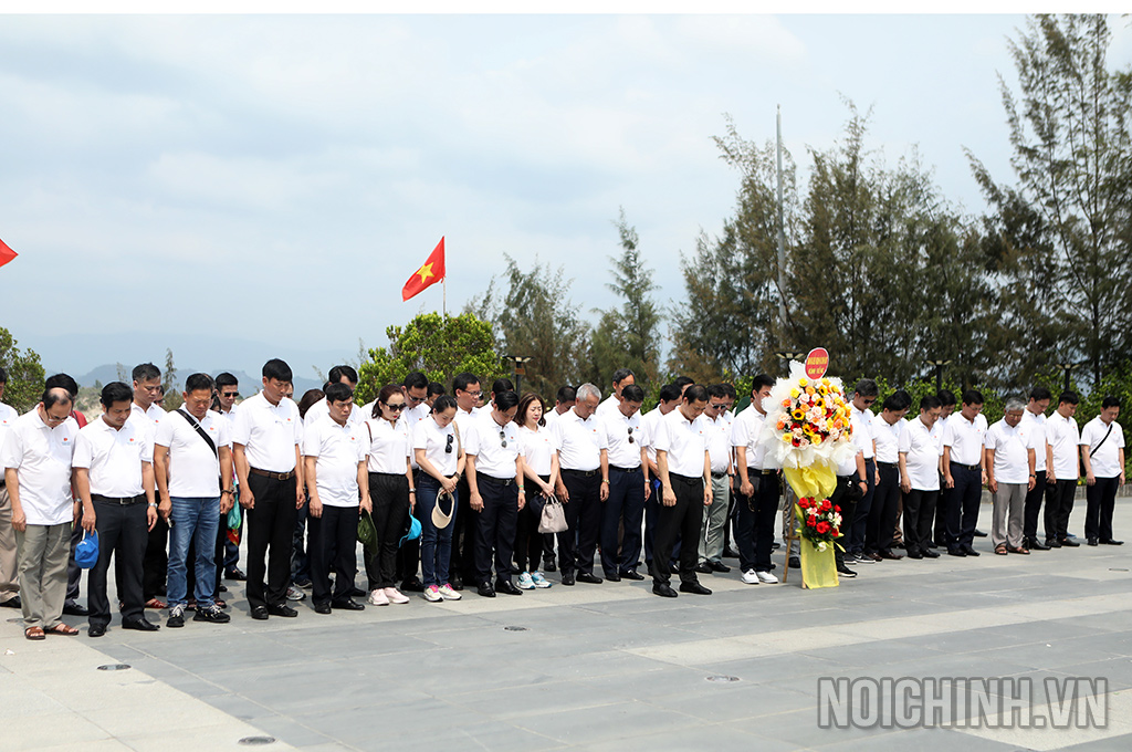 Đoàn Đại biểu ngành Nội chính Đảng dâng hoa, hương tại Khu tưởng niện các Chiến sĩ Gạc Ma tỉnh Khánh Hoà