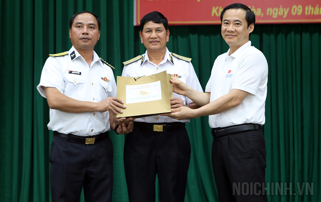 Đồng chí Nguyễn Thái Học, Phó trưởng Ban Nội chính Trung ương trao cuốn sách kèm lời ghi của Tổng bí thư Nguyễn Phú Trọng gửi cán bộ, chiến sĩ Bộ tư lệnh Vùng 4 hải quân 