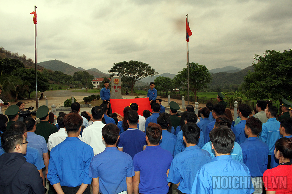 Đại biểu làm Lễ chào Cờ tại cột mốc số 207 thuộc Đồn Biên phòng Chiềng Khương thuộc xã Chiềng Khương, huyện Sông Mã, tỉnh Sơn La 