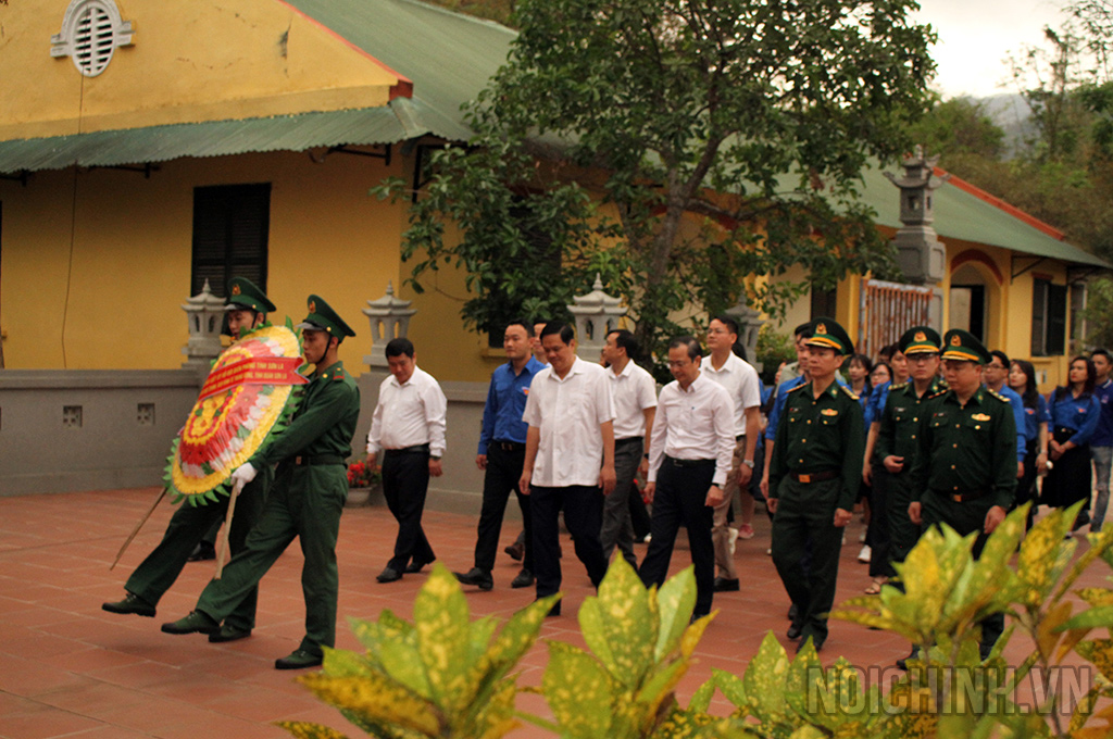 Đại biểu dâng hương tại Đài tưởng niệm các anh hùng Liệt sĩ bộ đội biên phòng tỉnh Sơn La