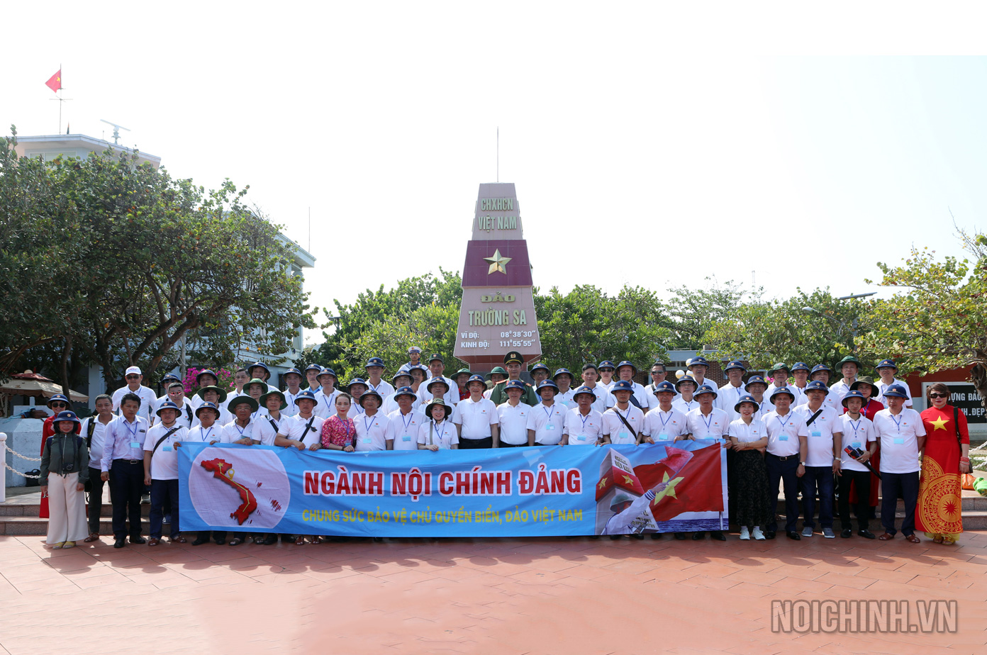 Đoàn Đại biểu ngành Nội chính Đảng chụp ảnh lưu niệm tại cột mốc chủ quyền đảo Trường Sa Lớn