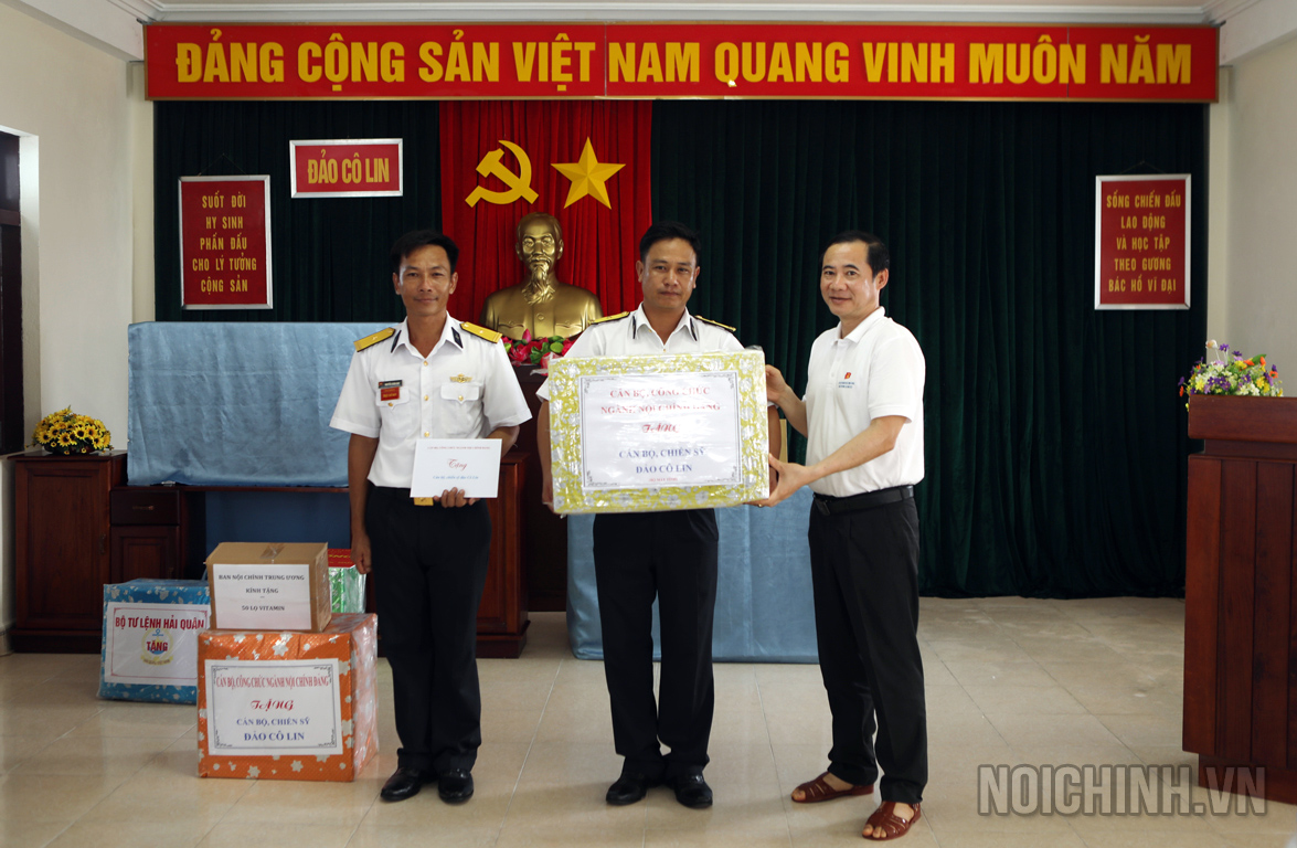 Đồng chí Nguyễn Thái Học, Phó trưởng Ban Nội chính Trung ương tặng quà cán bộ, chiến sĩ đảo Cô Lin