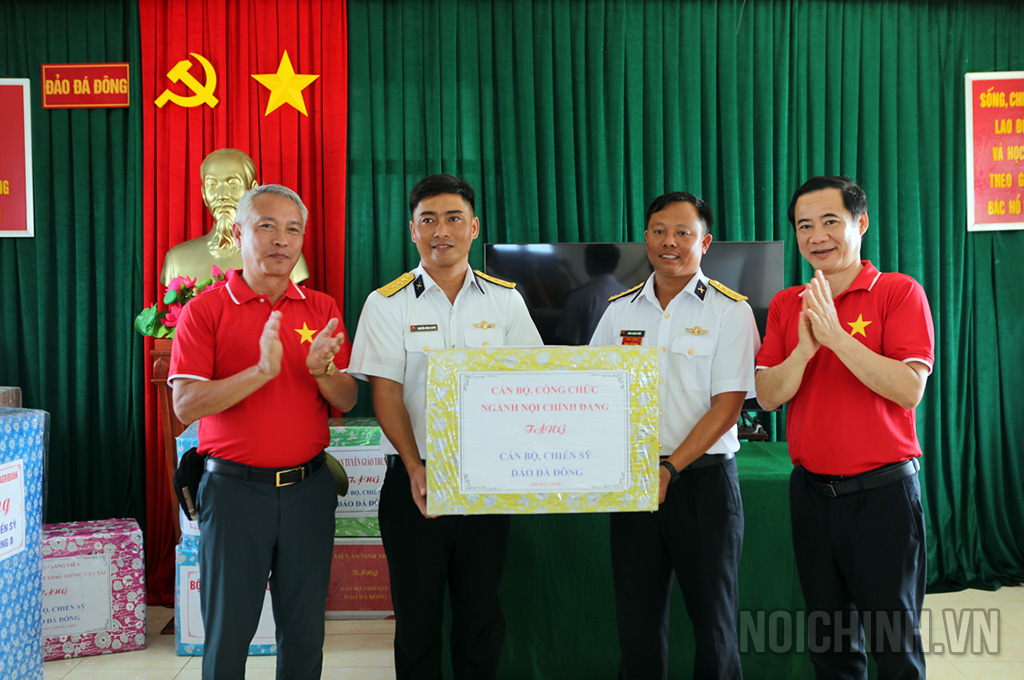 Đại diện Đoàn Đại biểu ngành Nội chính Đảng tặng quà động viên cán bộ, chiến sĩ Đảo Đá Đông A