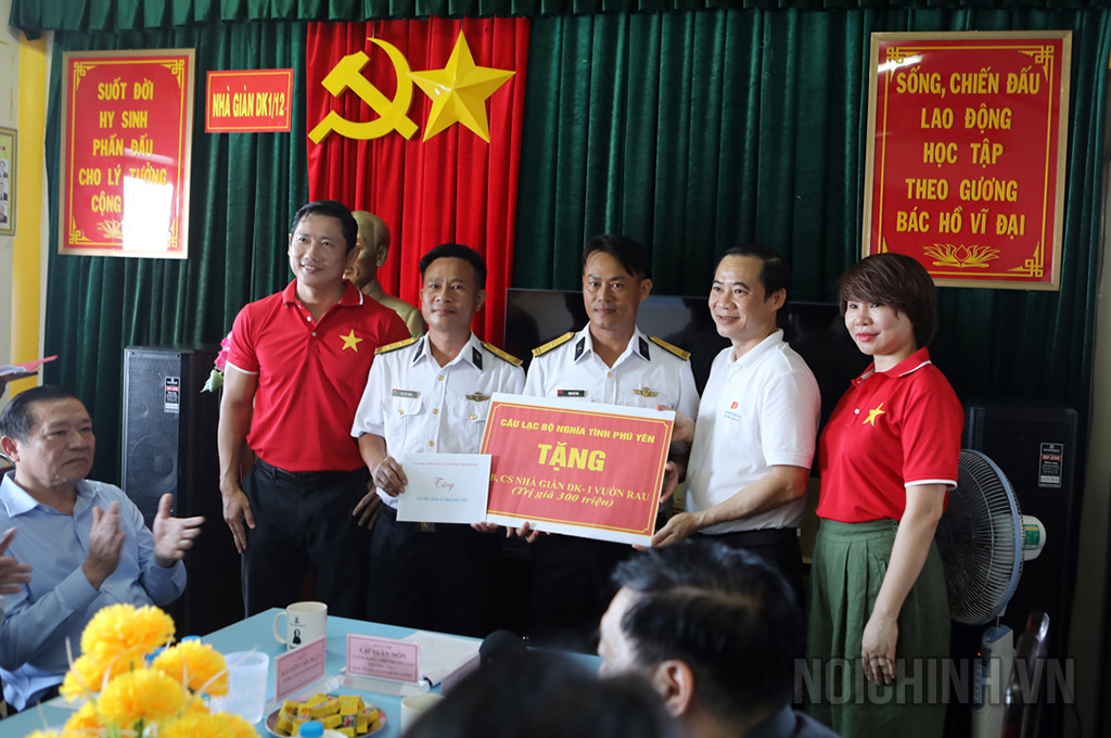 Đại diện Đoàn Đại biểu ngành Nội chính Đảng và Câu lạc bộ Nghĩa tình Phú yên tặng quà động viên cán bộ, chiến sĩ Nhà giàn DK-I Tư Chính