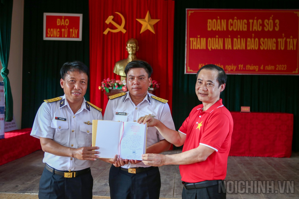 Đồng chí Nguyễn Thái Học, Phó Trưởng Ban Nội chính Trung ương tặng sách của đồng chí Tổng Bí thư Nguyễn Phú Trọng cho cán bộ, chiến sĩ trên Đảo Song Tử Tây