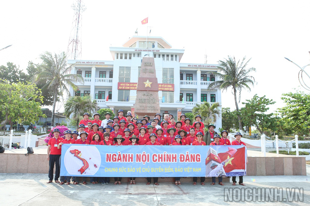 Đoàn đại biểu ngành Nội chính Đảng chụp ảnh lưu niệm tại cột mốc chủ quyền Đảo Song Tử Tây, huyện Trường Sa