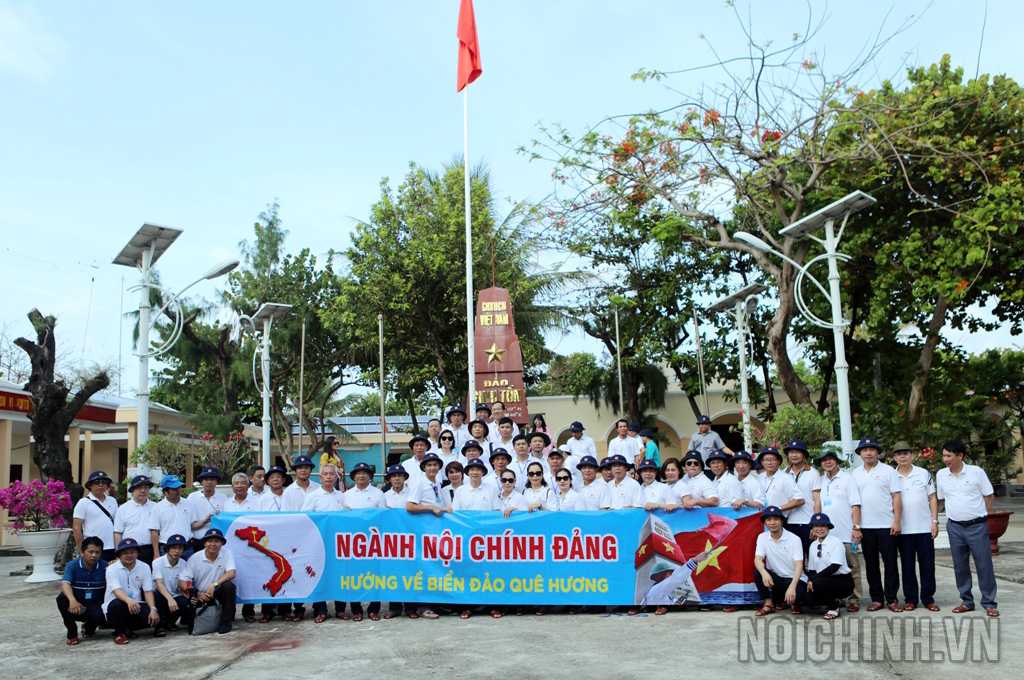 Đoàn Đại biểu ngành Nội chính Đảng chụp ảnh lưu niệm tại cột mốc chủ quyền đảo Sinh Tồn