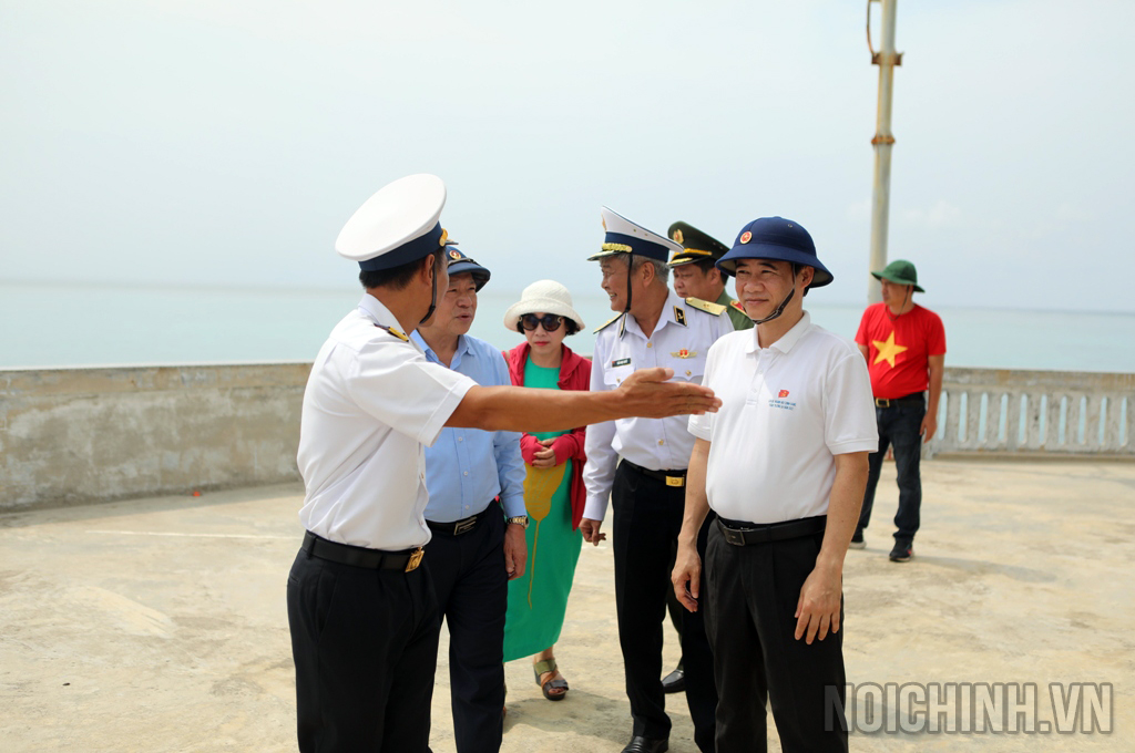 Lãnh đạo Đoàn công tác số 3 đặt chân lên đảo Cô Lin, huyện Trường Sa