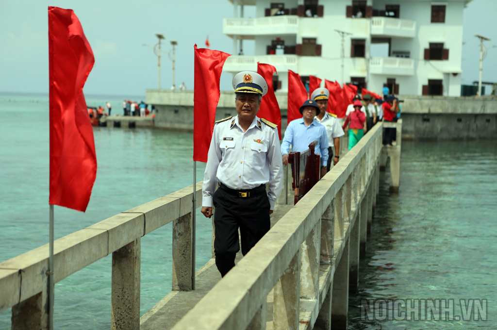 Đồng chí Chuẩn đô đốc Trần Ngọc Quyết, Phó Tham mưu trưởng Quân chủng Hải quân Việt Nam, Trưởng đoàn Công tác số 3 cùng đại biểu thăm đảo Cô Lin