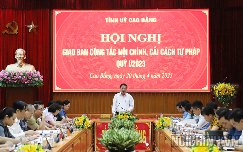 Đồng chí Trần Hồng Minh, Ủy viên Trung ương Đảng, Bí thư Tỉnh ủy, Trưởng đoàn đại biểu Quốc hội tỉnh phát biểu tại Hội nghị