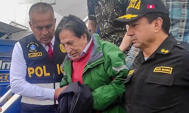 Lực lượng cảnh sát quốc gia Peru áp giải cựu Tổng thống Alejandro Toledo ra khỏi máy bay sau khi ông đáp chuyến bay tới Lima. Ảnh: AP