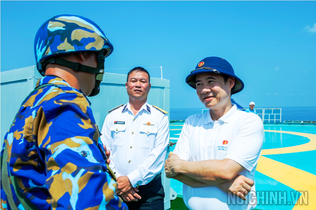 Đồng chí Nguyễn Thái Học, Phó Trưởng Ban Nội chính Trung ương trò chuyện, thăm hỏi chiến sĩ tại Nhà giàn DK-1 Tư Chính
