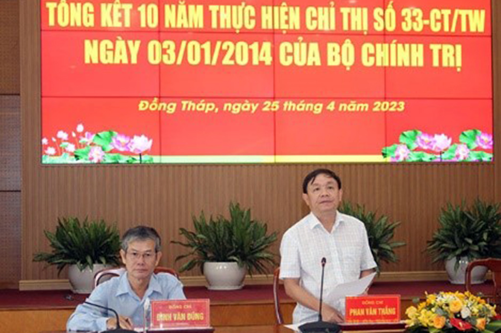 Đồng chí Phan Văn Thắng, Phó Bí thư Thường trực Tỉnh ủy, Chủ tịch Hội đồng nhân dân tỉnh phát biểu kết luận Hội nghị