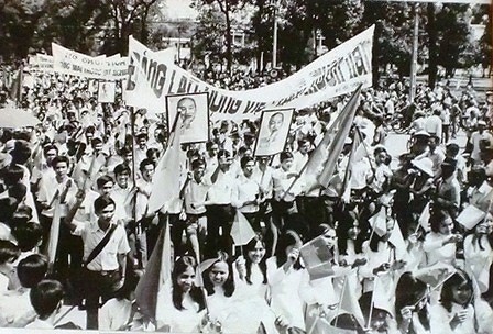 Cùng với cả nước, Sài Gòn ngợp cờ hoa, biểu ngữ ăn mừng chiến thắng (ảnh TTXVN)