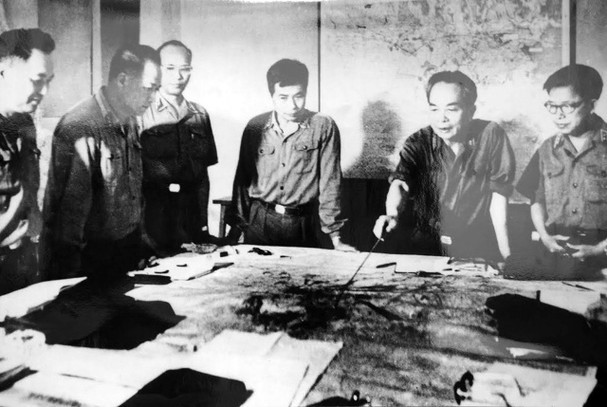 Tháng 4 năm 1975, Đại tướng Võ Nguyên Giáp cùng các tướng lĩnh của Quân ủy Trung ương duyệt phương án tác chiến của Chiến dịch Hồ Chí Minh. (ảnh TTXVN)