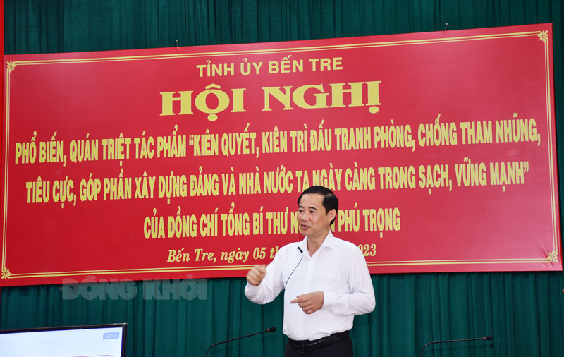 Đồng chí Nguyễn Thái Học, Phó trưởng Ban Nội chính Trung ương phổ biến, quán triệt nội dung cốt lõi của Cuốn sách tại Hội nghị