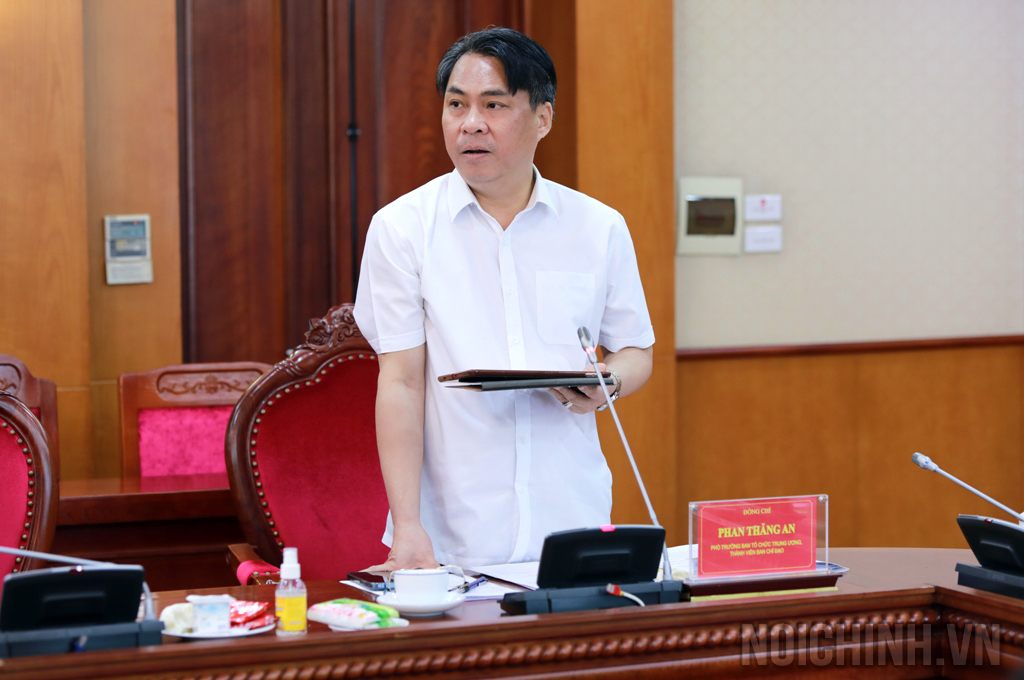 Đồng chí Phan Thăng An, Phó Trưởng Ban Tổ chức Trung ương, Thành viên Ban Chỉ đạo phát biểu tại cuộc họp