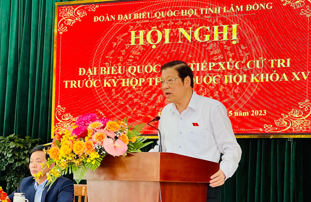 Đồng chí Phan Đình Trạc, Ủy viên Bộ Chính trị, Bí thư Trung ương Đảng, Trưởng Ban Nội chính Trung ương phát biểu tại buổi tiếp xúc cử tri