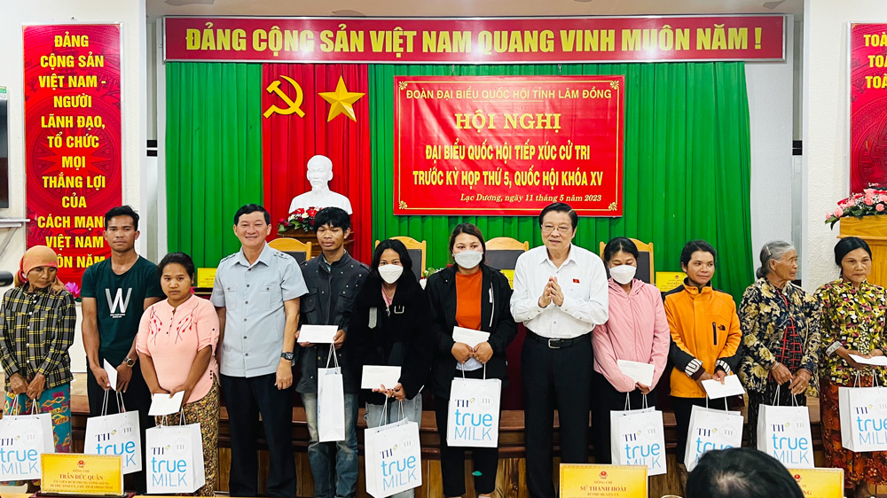 Đồng chí Phan Đình Trạc, Ủy viên Bộ Chính trị, Bí thư Trung ương Đảng, Trưởng Ban Nội chính Trung ương tặng quà cho cho các hộ đồng bào dân tộc thiểu số khó khăn