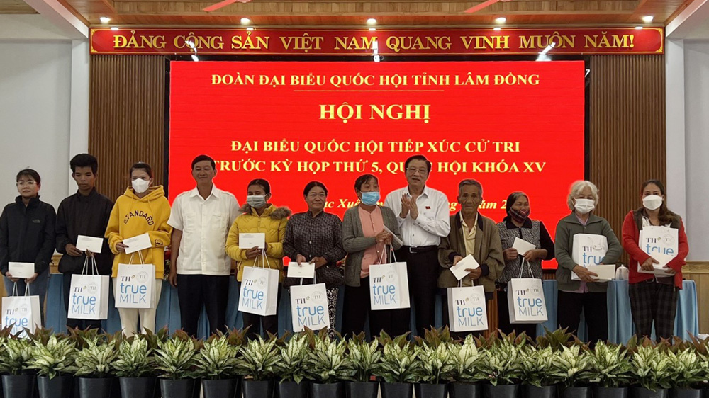 Đồng chí Phan Đình Trạc, Ủy viên Bộ Chính trị, Bí thư Trung ương Đảng, Trưởng Ban Nội chính Trung ương tặng quà cho các hộ khó khăn tại huyện Đơn Dương