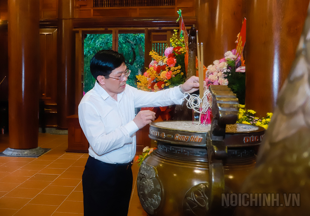 Đồng chí Đặng Văn Dũng, Phó Trưởng Ban Nội chính Trung ương dâng hương tưởng niệm Chủ tịch Hồ Chí Minh