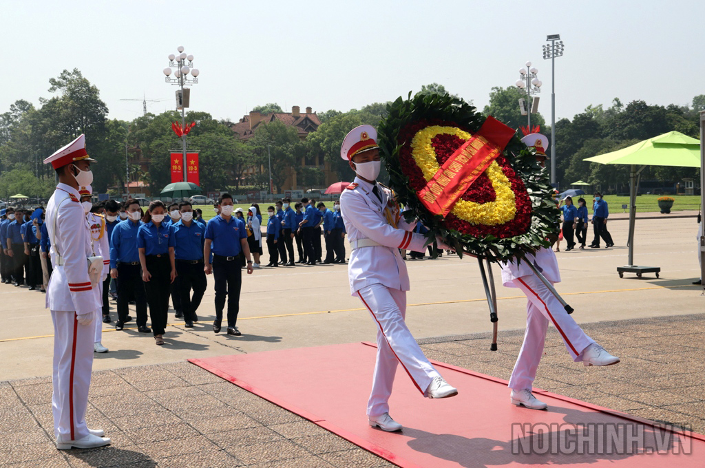 Đoàn viên thanh niên dâng vòng hoa tại Lăng Chủ tịch Hồ Chí Minh