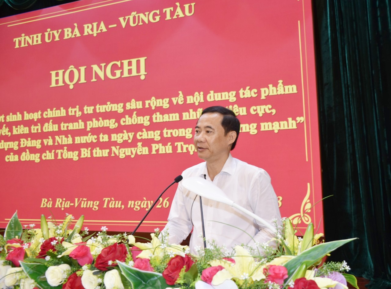 Đồng chí Nguyễn Thái Học, Phó Trưởng Ban Nội chính Trung ương giới thiệu nội dung cơ bản của Cuốn sách tại Hội nghị