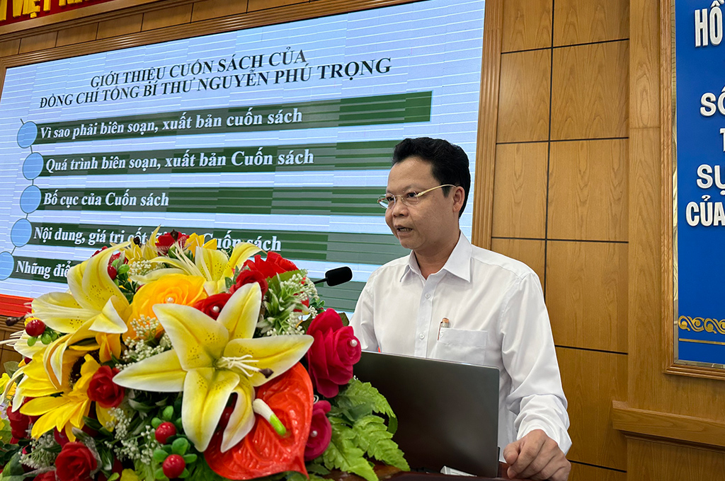 Đồng chí Trịnh Thăng Quyết, Phó Vụ trưởng Vụ Địa phương III, Ban Nội chính Trung ương quán triệt nội dung cơ bản của Cuốn sách tại Hội nghị