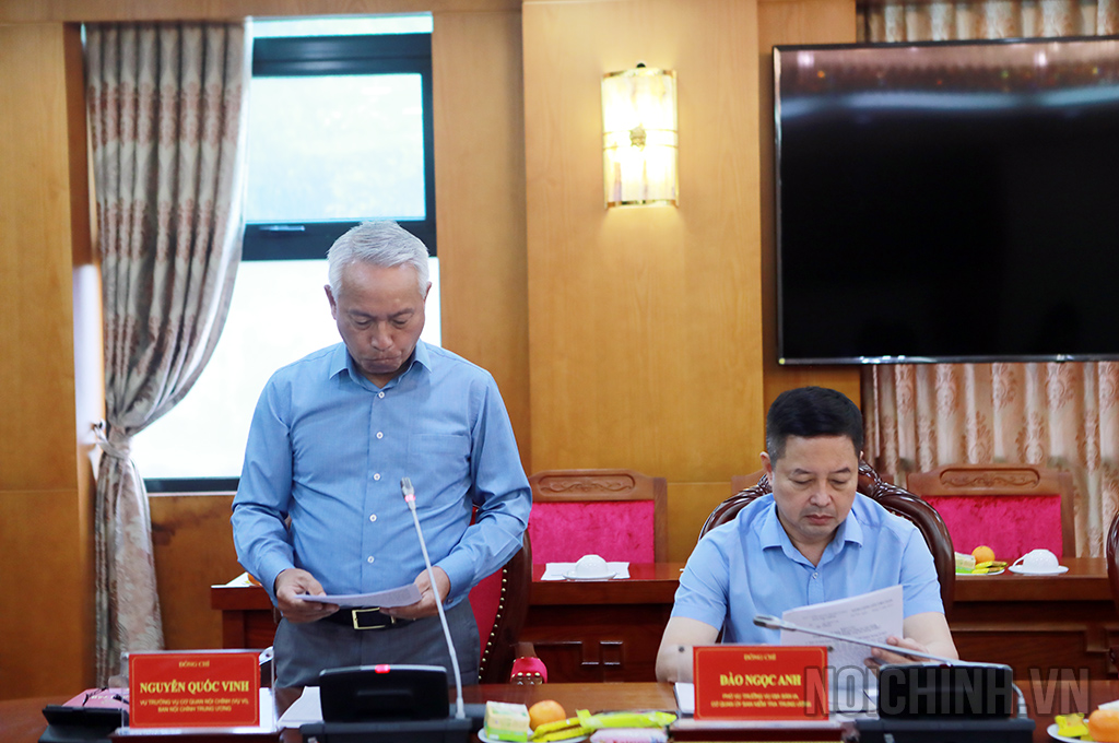 Đồng chí Nguyễn Quốc Vinh, Vụ trưởng Vụ Cơ quan nội chính, Ban Nội chính Trung ương trình bày Báo cáo tại Hội nghị