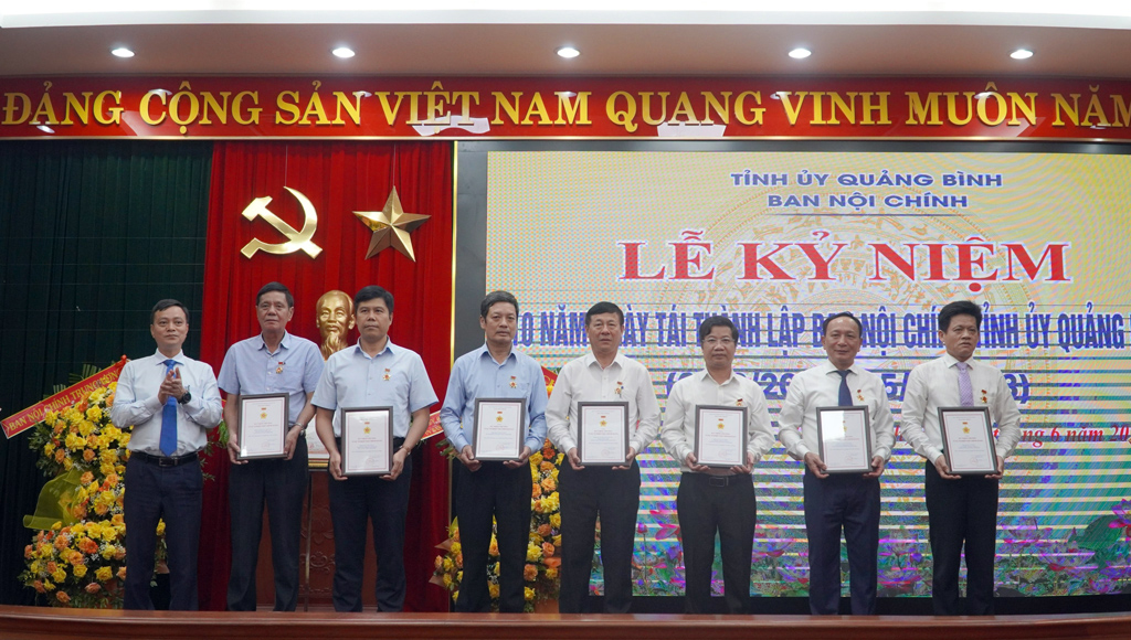 Đồng chí Đoàn Hồng Ngọc, Vụ trưởng Vụ Địa phương II, Ban Nội chính Trung ương trao Kỷ niệm chương Vì sự nghiệp Nội chính Đảng tặng các đồng chí có nhiều đóng góp xuất sắc trong công tác Nội chính Đảng