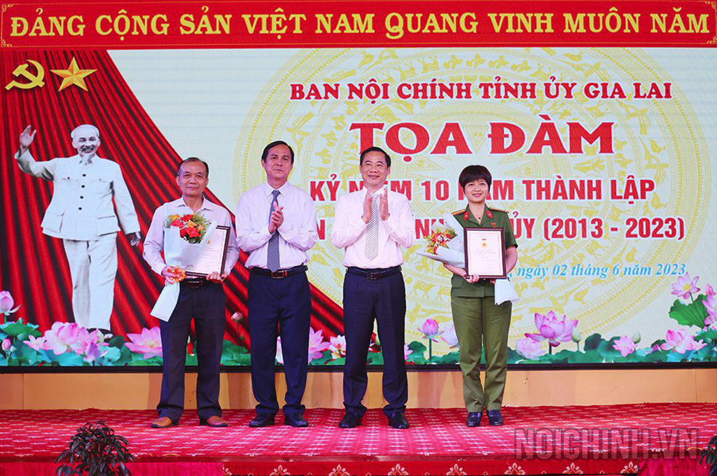 Đồng chí Nguyễn Thái Học, Phó Trưởng Ban Nội chính Trung ương trao Kỷ niệm chương “Vì sự nghiệp Nội chính Đảng
