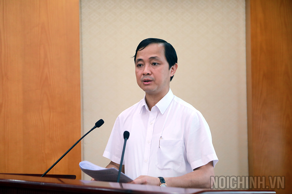 Đồng chí Nguyễn Xuân Trường, Vụ trưởng Vụ Địa phương I, Ban Nội chính Trung ương trình bày dự thảo báo cáo tại Hội nghị