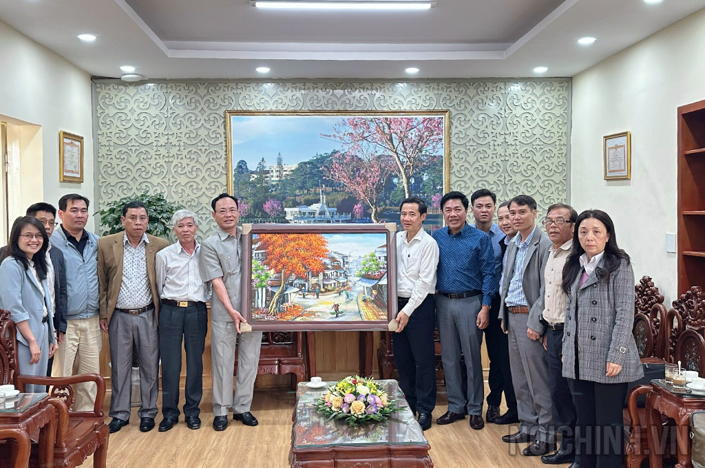 Đồng chí Nguyễn Thái Học, Phó Trưởng Ban Nội chính Trung ương tặng quà lưu niệm cho cán bộ, công chức Ban Nội chính Tỉnh ủy Lâm Đồng