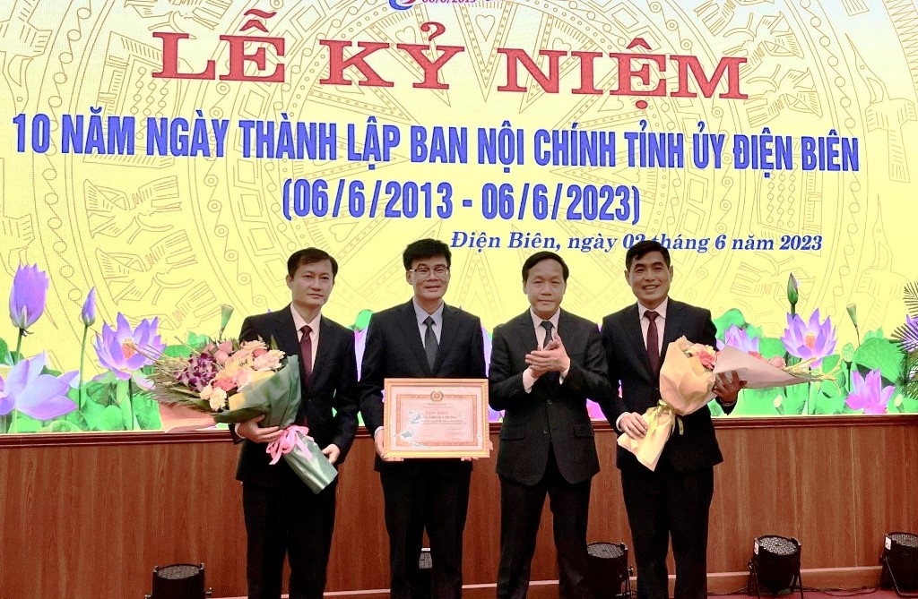 Đồng chí Nguyễn Thanh Hải, Phó Trưởng Ban Nội chính Trung ương trao Bằng khen cho Ban Nội Chính Tỉnh ủy Điện Biên