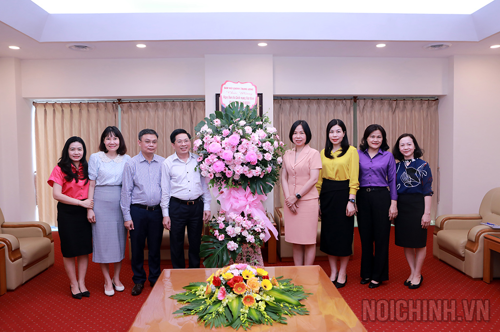 Đồng chí Đặng Văn Dũng, Phó Trưởng Ban Nội chính Trung ương chúc mừng Thông tấn xã Việt Nam