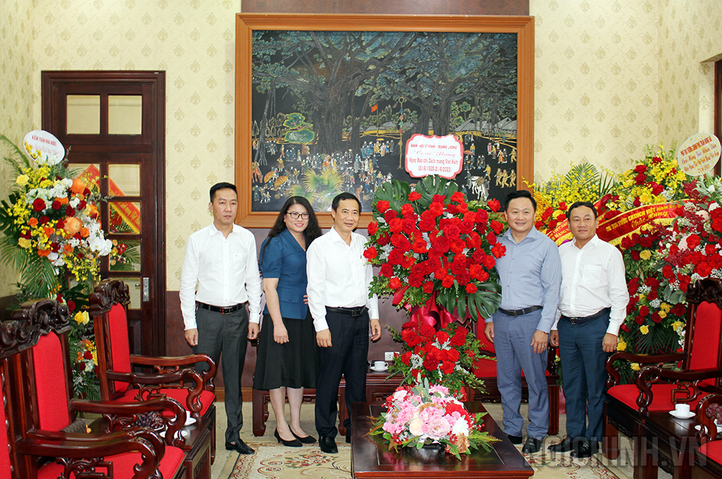 Đồng chí Nguyễn Thái Học, Phó Trưởng Ban Nội chính Trung ương tặng hoa chúc mừng Báo Nhân Dân