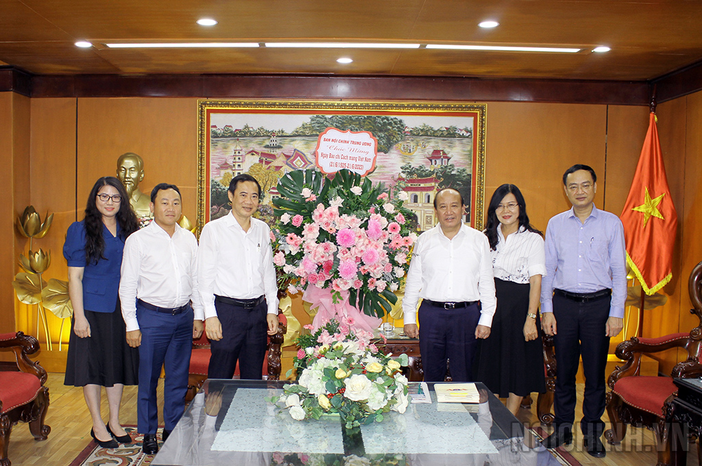 Đồng chí Nguyễn Thái Học, Phó Trưởng Ban Nội chính Trung ương tặng hoa chúc mừng Đài Tiếng Nói Việt Nam