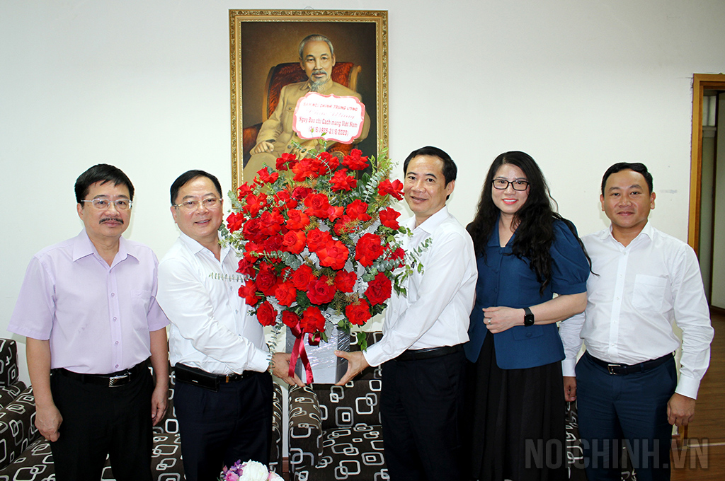 Đồng chí Nguyễn Thái Học, Phó Trưởng Ban Nội chính Trung ương tặng hoa chúc mừng Báo Tiền Phong