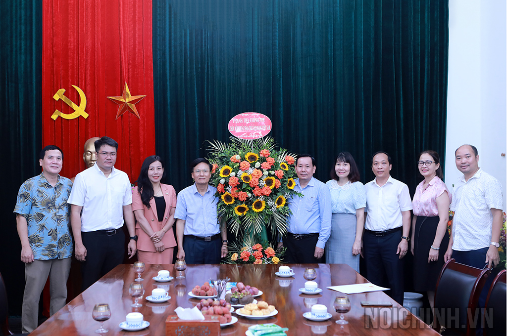 Đồng chí Bùi Ngọc Lam, Phó Tổng Thanh tra Chính phủ chúc mừng Tạp chí Nội chính