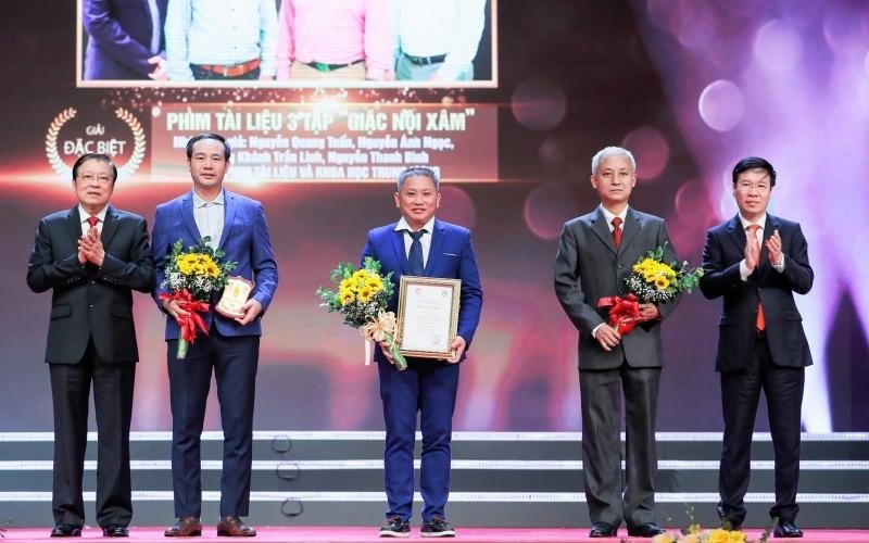 Đồng chí Võ Văn Thưởng và Phan Đình Trạc trao giải Đặc biệt tại Lễ trao Giải báo chí toàn quốc phòng, chống tham nhũng, tiêu cực lần thứ ba, năm 2020-2021