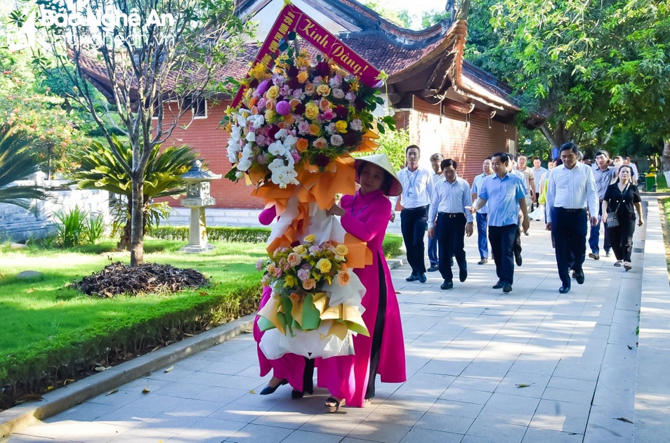 Đoàn đại biểu Ban Nội chính Trung ương và Cụm thi đua số II dâng hoa tại Khu Di tích Quốc gia đặc biệt Kim Liên, huyện Nam Đàn, tỉnh Nghệ An
