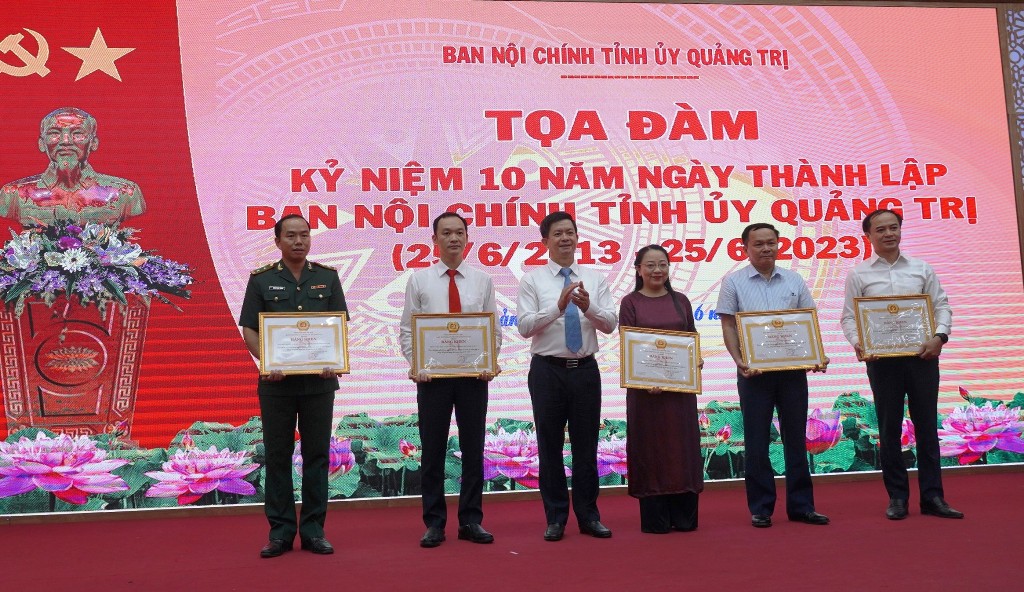 Đồng chí Lê Quang Tùng, Ủy viên Trung ương Đảng, Bí thư Tỉnh ủy, Trưởng đoàn đại biểu Quốc hội tỉnh trao bằng khen của Ban Thường vụ Tỉnh ủy cho các tập thể