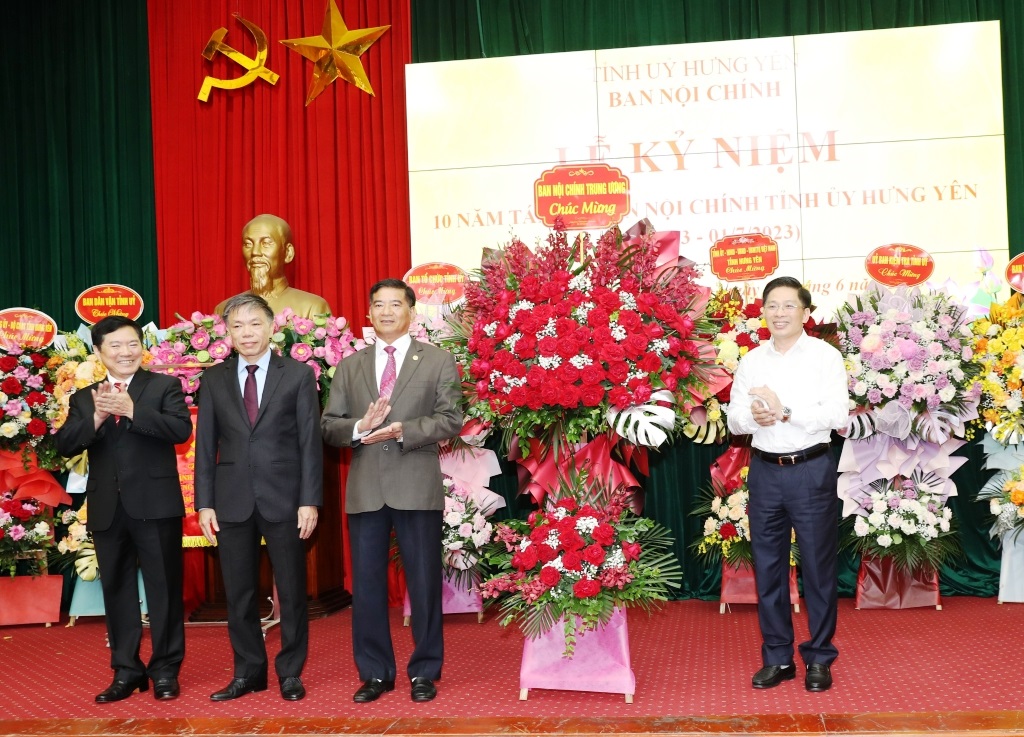 Đồng chí Đặng Văn Dũng, Phó Trưởng Ban Nội chính Trung ương tặng lẵng hoa chúc mừng Ban Nội chính Tỉnh ủy Hưng Yên