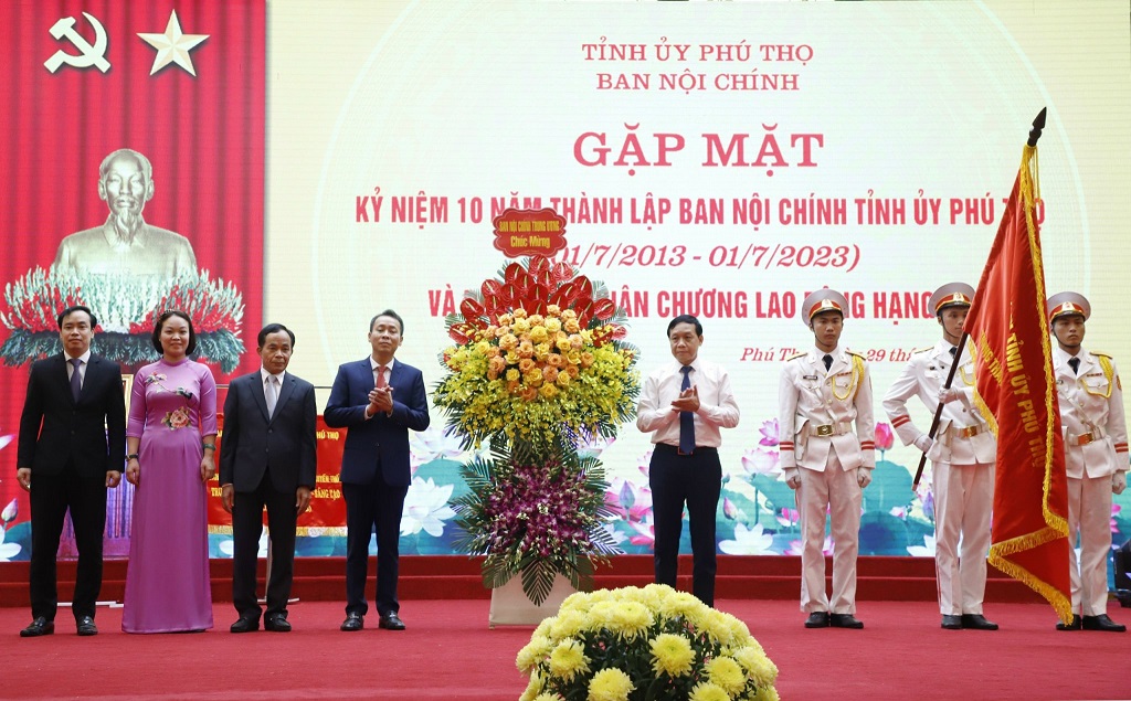 Đồng chí Nguyễn Thanh Hải, Phó Trưởng Ban Nội chính Trung ương tặng lẵng hoa chúc mừng Ban Nội chính Tỉnh ủy Phú Thọ
