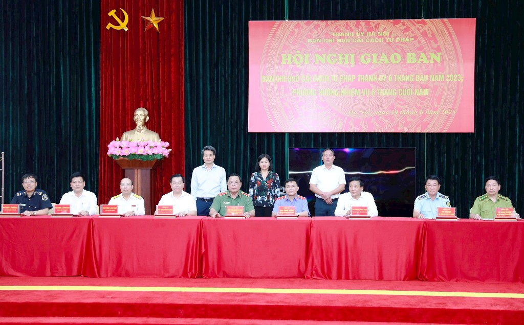 Các đồng chí lãnh đạo thành phố chứng kiến lễ ký quy chế phối hợp giữa các đơn vị thành viên Ban Chỉ đạo Cải cách tư pháp Thành ủy Hà Nội